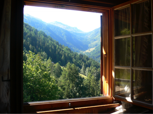 Ich, unterbrach ihn Guérin, ich hol morgen das Heu rein, und danach verschwind ich. Er zeigte auf das Tal über dem Wasserfall.Da hinauf!Es soll riesig sein da oben, gewaltig, hab ich gehört, flüsterte Blanca.